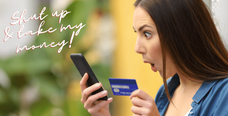 Junge Frau beim Online Shopping am Smartphone.